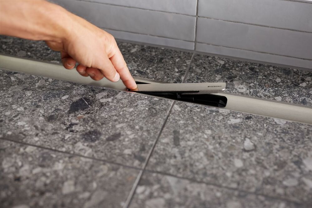 Das glatte Abdeckprofil der CleanLine30 verhindert Ablagerungen und lässt sich dank Kippmechanismus mühelos mit einem Fingertipp entnehmen.